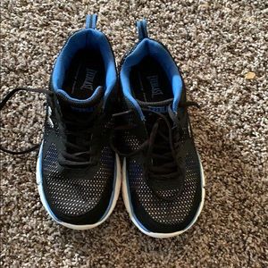 Women’s tennis shoe